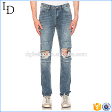 Gewaschene Jeans mit hüfthoher Taille und zerrissenen Jeans, die am Knie zerstört wurden